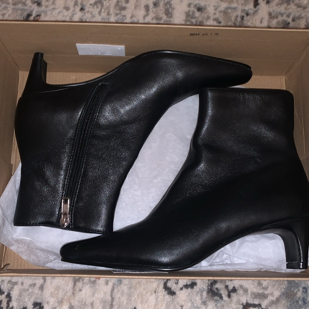 🆕 Steve Madden Black Leather Delvie boots size 6